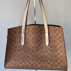 Coach Brown signature tote.
Shoulder strap is detachable.